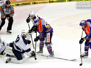 Gólman Petrásek ležel na ledě, Nouza ani Vráblík ho ale nepřekonali