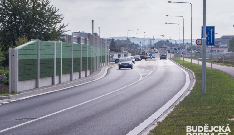 FOTO: Ve zkušebním provozu fungující nový úsek zanádražky byl dnes slavnostně otevřen