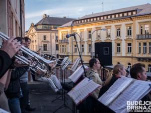 Koncert na balkoně pošty