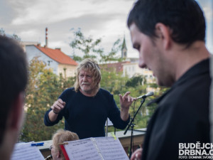 Koncert na balkoně pošty