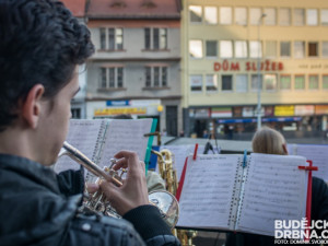 FOTO: Na balkoně pošty na Senovážném náměstí zahrála v pondělí kapela Veliký ZUŠ band