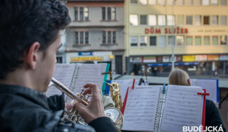 Koncert na balkoně pošty