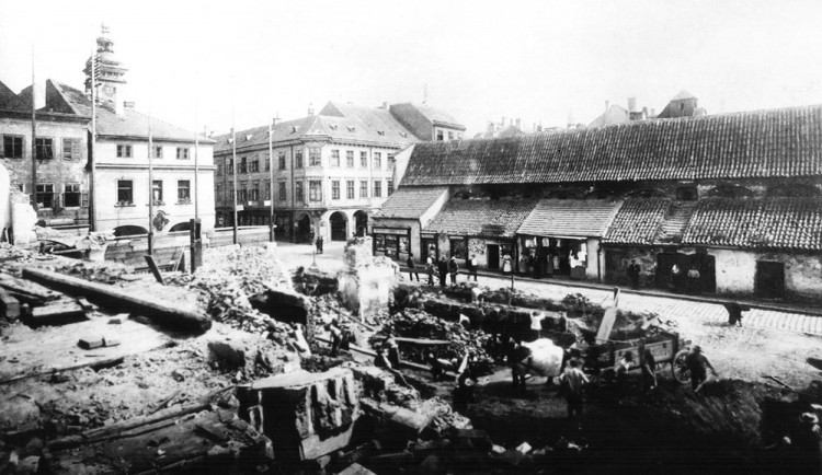 Masné krámy byly na náměstí postaveny brzo po založení města. Karel IV. je ale nechal odstranit