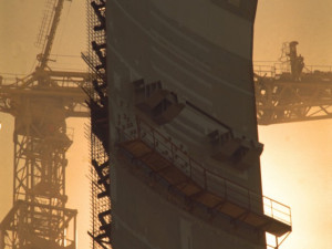 Zvedání dílu při montáži ochranné budovy (kontejnmentu) kolem reaktoru