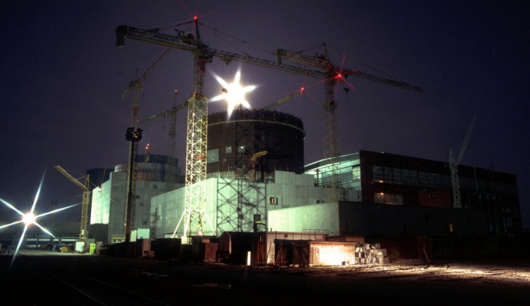 Ve dne v noci probíhala výstavba JE Temelín. Pohled na výstavbu ochranné budovy kolem reaktoru druhého bloku