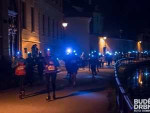 FOTO: Běžci svými čelovkami rozsvítili České Budějovice