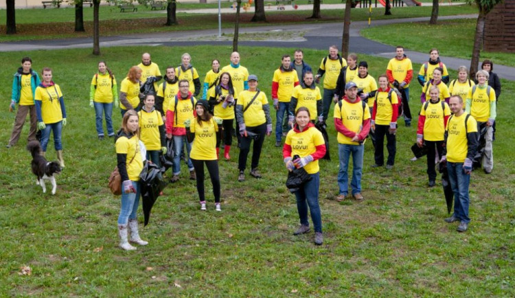 Zaměstnanci společnosti E.ON se zúčastnili úklidu v Českých Budějovicích