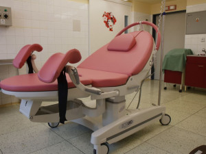 Prachatická nemocnice dále modernizuje porodní sál. Rodičky mohou počítat s novou porodní postelí