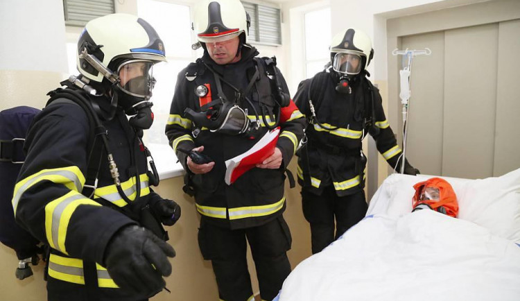 V táborské nemocnici „hořelo“, hasiči evakuovali pacienty ortopedického oddělení