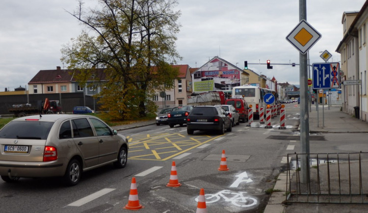 Křižovatka ulic Rudolfovská - Vodní doznala změn ve značení.