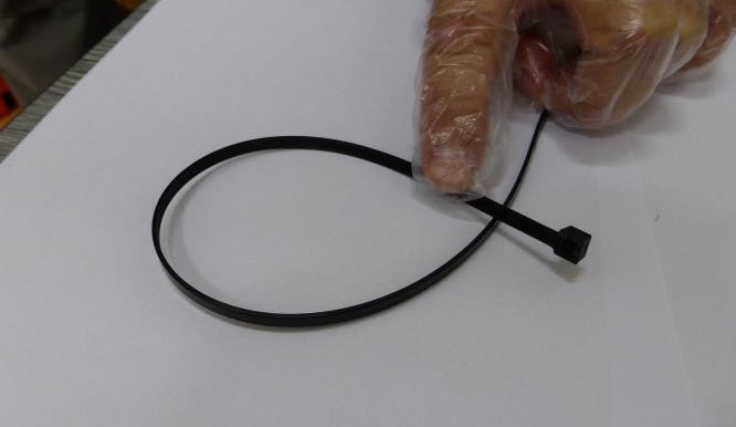 Pachatelé použili při přepadení tyto černé pásky.