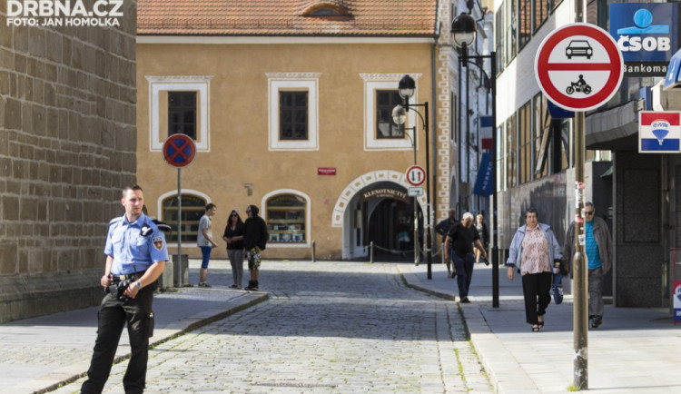 Průjezd celou ulicí U Černé věže bude znovu povolen