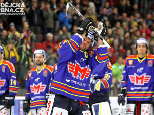 Kapitán Josef Straka děkuje fanouškům za přízeň