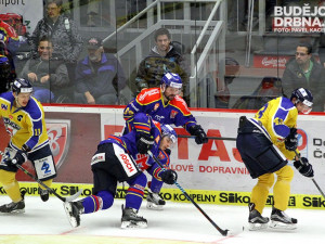 Rok Pajič vybojoval kotouč u mantinelu a nahrává ho jednomu ze svých spoluhráčů