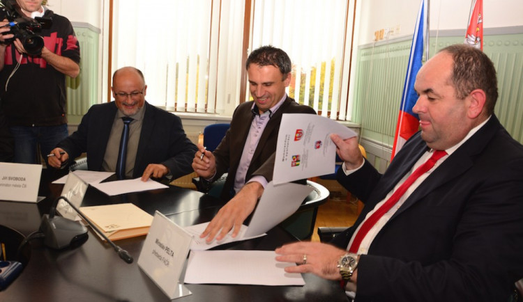 Jiří Svoboda, Jiří Zimola a Miroslav Pelta při podpisu memoranda