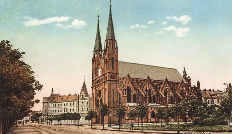 Novogotická synagoga z roku 1888 v Gerstnerově ulici podle projektu Maxe Fleischera z Vídně