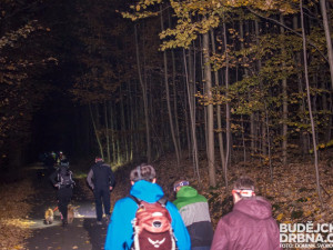 Hlavním tématem výstupu na Kleť byly čelovky