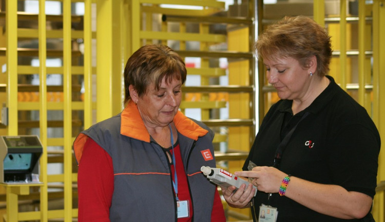 Členka ostrahy Marika Kohoutková vyzývá pracovnici vstupující do elektrárny k provedení dechové zkoušky. Tato kontrola byla stejně jako drtivá většina ostatních negativní