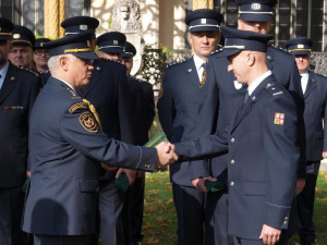 Složení služebního slibu hasičů a předání medailí
