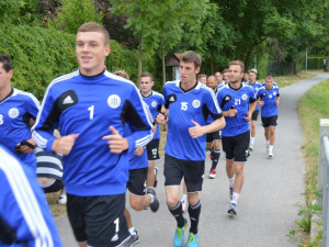 Fotbalová barbína? Ale kdeže. Vyhozené rameno ho nerozhodí