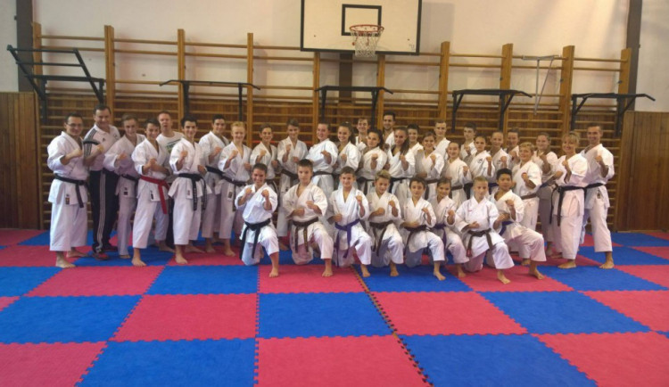 Jedna skupina karatistů při hromadném focení