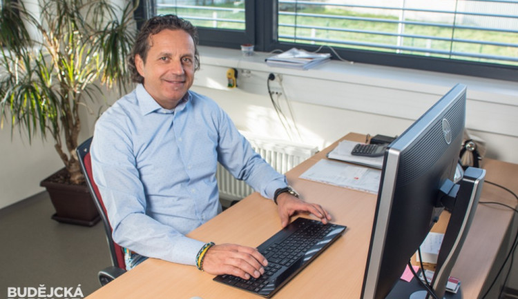 Ředitel Svatopluk Hloušek šéfuje firmu na výrobu regálů