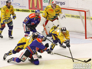 Jeden ze soubojů o puk před šumperskou brankou