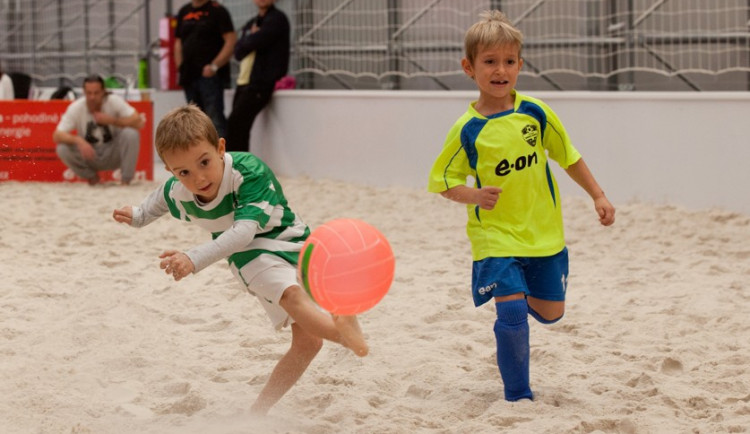 Malí fotbalisté hráli na písku. Z vítězství se radovalo Dynamo a Strakonice