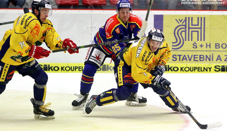 Navrátilec po zranění Josef Mikyska dotírá na Tomáše Brunce
