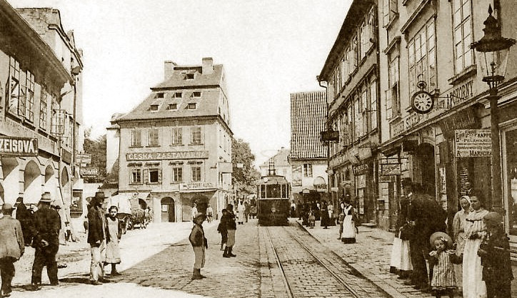 Krajinská třída v pohledu směrem k Mariánskému náměstí kolem roku 1910. V prospektu zeje mezera po Pražské bráně