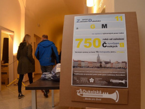 Děti ze ZŠ Dukelská vystavují v Galerii Mariánská obrazy i loutky