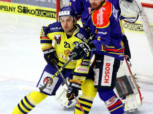 Dušan Žovinec brání před Bláhou Tomáše Sýkoru