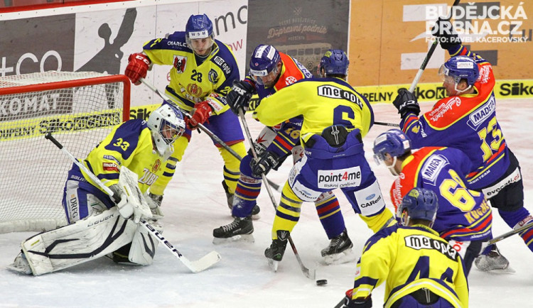 Domácí protlačili puk za záda přerovského gólmana Klimeše pouze jednou. Na snímku v šanci Vladimír Škoda