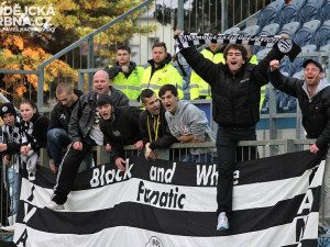 Fanoušci slaví první výhru svých oblíbenců v domácím prostředí po více než půl roce