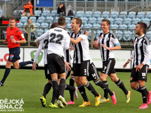 Hráči Dynama slaví vedoucí branku Jana Šimáka