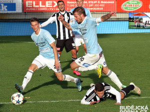 Jan Blažek přeskakuje ležícího Filipa Vaňka