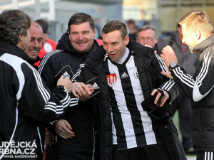 Jan Šimák oslavovaný realizačním týmem A mužstva