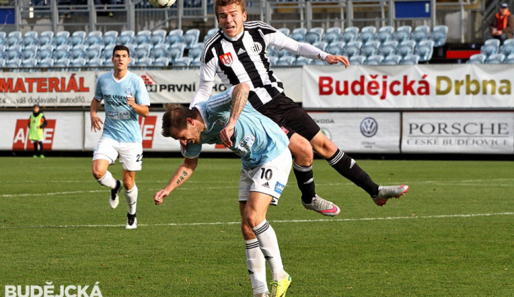 Michal Řezáč v tvrdém vzdušném souboji s Janem Blažkem