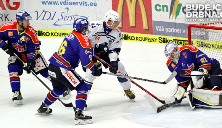 Tomáš Nouza (vlevo společno s Heřmanem sleduje akci Tomáše Pituleho) vstřelil Kladnu tři góly a mohl slavit hattrick