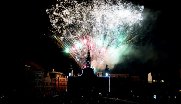 Březnová show byla zakončena ohňostrojem