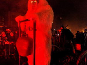 Krampus na voze kopal kolenem do velkého zvonu