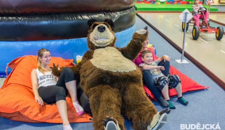 FOTO: Máša a medvěd bavili děti v Hopsáriu