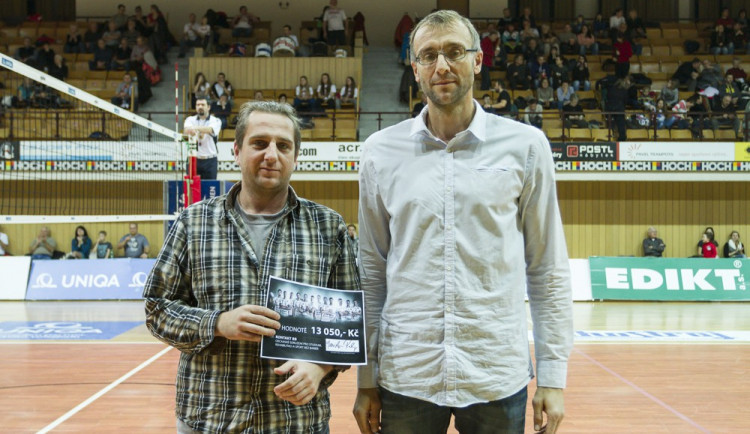 Stanislav Pochop předává šek z loňské aukce dresů