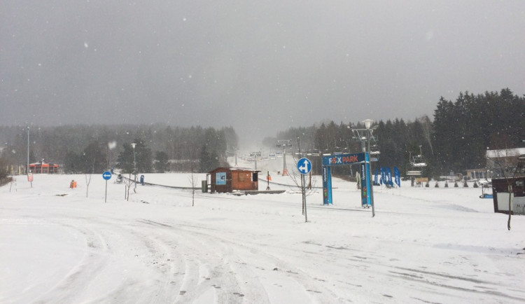 Ve Skiareálu Lipno spustili sněžná děla