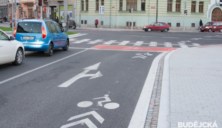 Cyklopruh na křižovatce ulic Žižkova - Jeronýmova a Novohradská