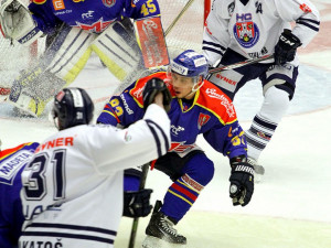 Benátecký Daniel Špaček si najíždí před Gábu, před ním Lukáš Kříž