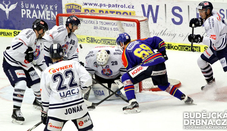 Bojovník David Kuchejda mohl díky svému důrazu slavit hned dva gólové zápisy. Na snímku střílí branku na 4:1