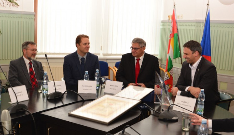 Hejtman Jiří Zimola se ve středu sešel s děkanem ZF JU a jeho spolupracovníky, aby jim poblahopřál k zisku prestižní ceny