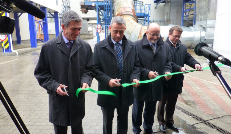 Nové odsíření Teplárny České Budějovice slavnostně zprovoznili šéf firmy Miroslav Houfek, František Paulík, výrobní ředitel Tenzy Brno, českobudějovický primátor Jiří Svoboda a Jan Kříž, náměstek ministra životního prostředí