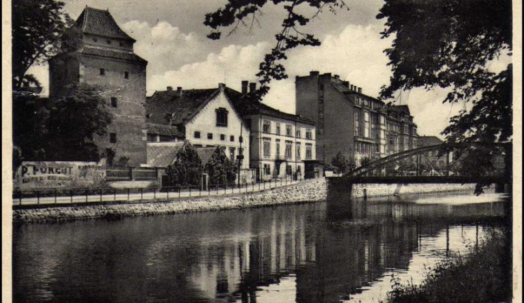 Pravé nábřeží Malše s hradební věží Železnou pannou a zarostlým dvojdomkem po roce 1930